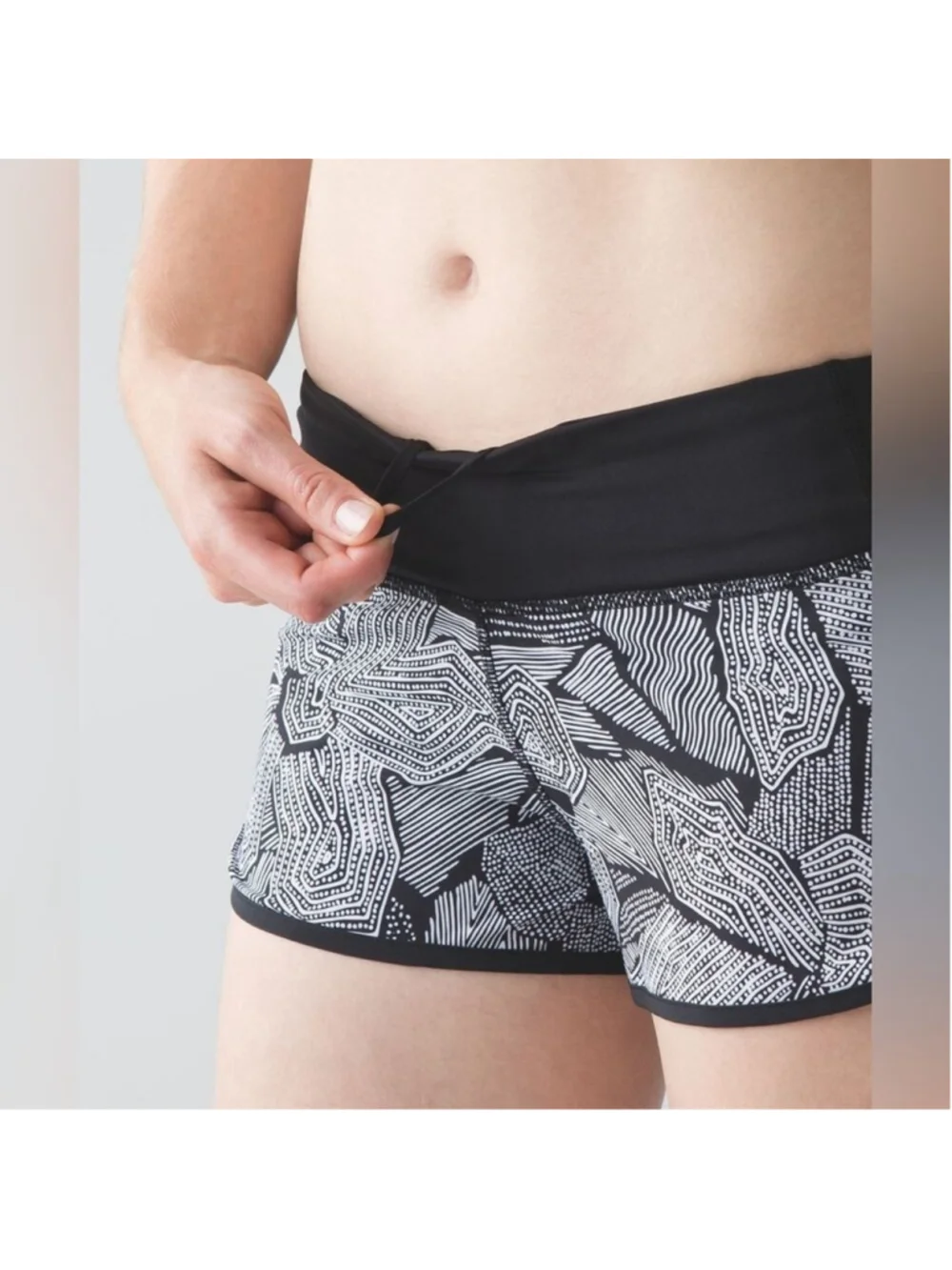 Lululemon Speed Short 2.5” Dottie Tribe White Black Size 6 Running Shorts